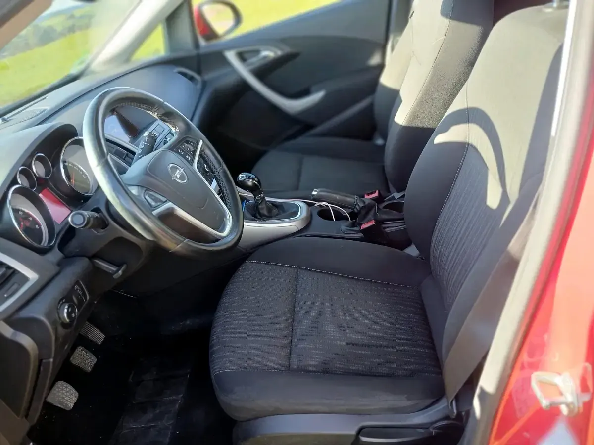 Używany Opel Astra 140 KM (102 kW) 2011 Czerwony Kombi