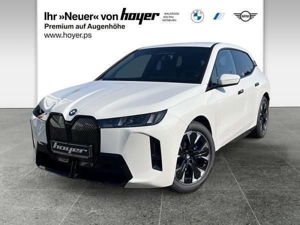Weiß (alpinweiss iii) Neu 2025 BMW iX M Sport SUV | 79.148 € (Superpreis) - Bild 1/4