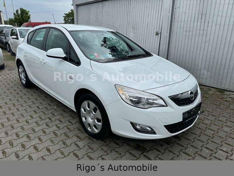 Gebraucht Opel Astra Edition 95 PS (69 kW) 2012 Weiß Limousine