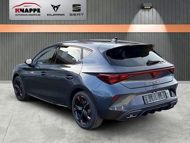 Neu Cupra Leon 150 PS (110 kW) 2025 Grau Limousine