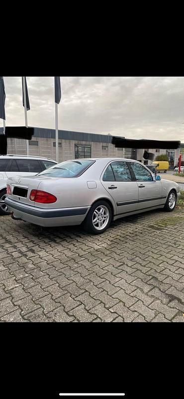Gebraucht Mercedes E240 170 PS (125 kW) 1998 Silber Limousine