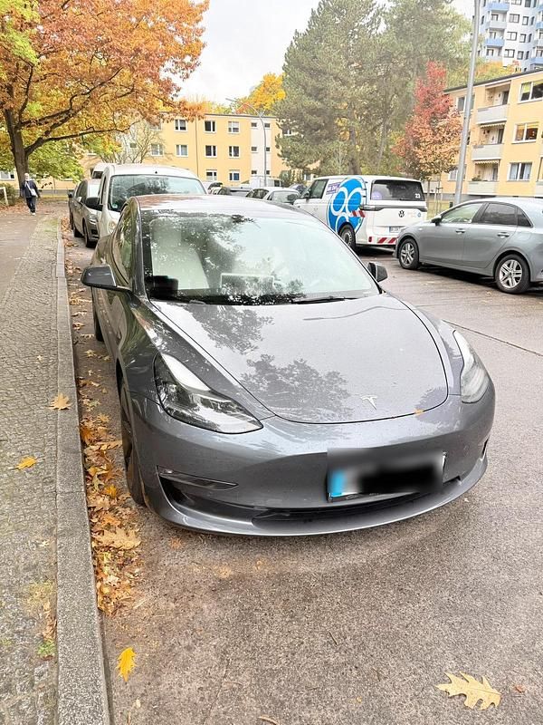 Grau Gebraucht 2022 Tesla Model 3 Long Range AWD Limousine | 29.999 € (Fairer Preis) - Bild 1/4