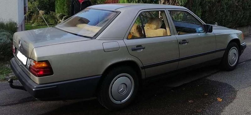 Grau Gebraucht 1989 Mercedes 200 Limousine | 6.900 € - Bild 1/4
