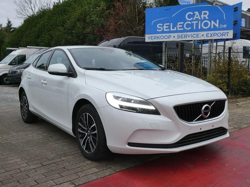 Weiß Gebraucht 2019 Volvo V40 Limousine | 10.406 € (Superpreis) - Bild 1/4