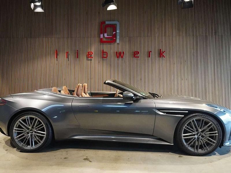 Gebraucht Aston Martin DB12 680 PS (500 kW) 2024 Magnetic silver Cabrio