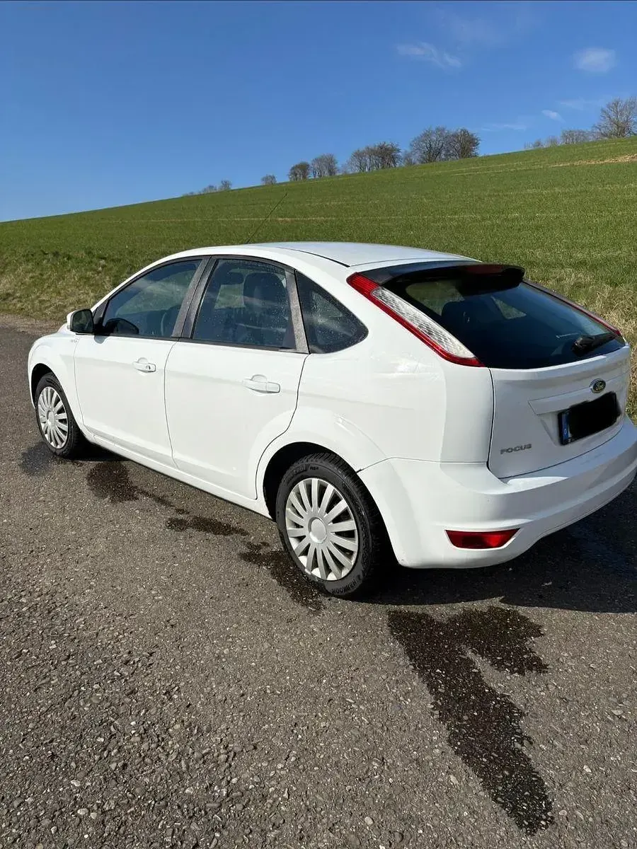 Używany Ford Focus 116 KM (85 kW) 2009 Biały Sedan/Limuzyna