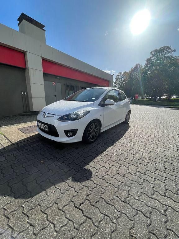 Weiß Gebraucht 2009 Mazda 2 Dynamic Limousine | 3.800 € (Fairer Preis) - Bild 1/4