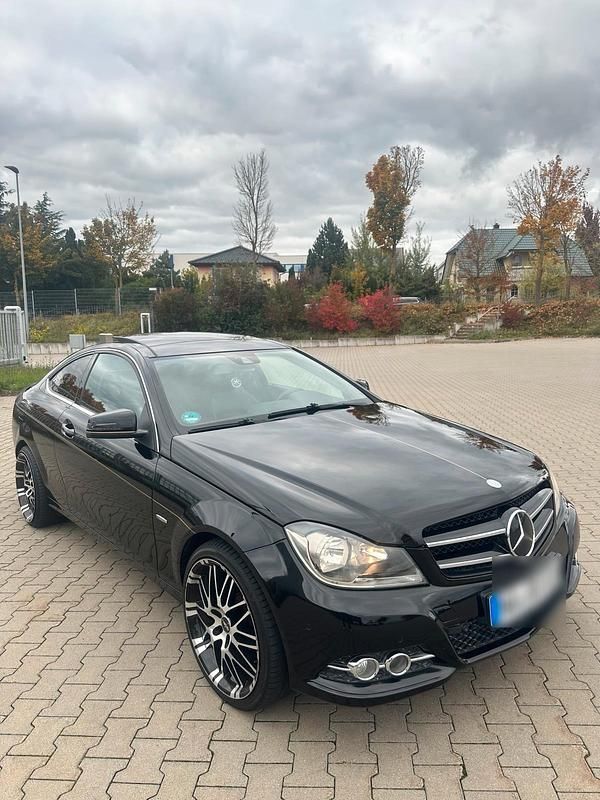 Schwarz Gebraucht 2011 Mercedes C220 Coupé | 8.800 € (Etwas zu teuer) - Bild 1/4