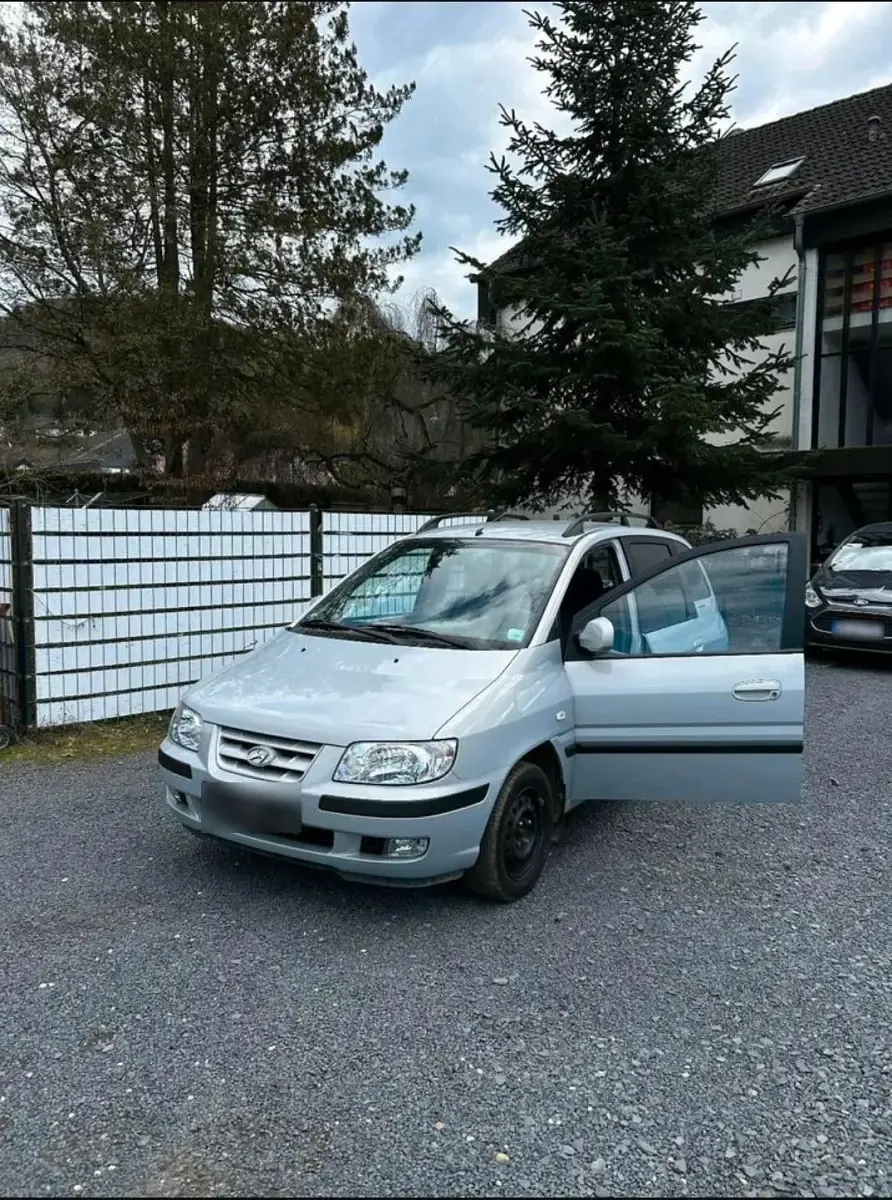 Second-hand Hyundai Matrix 122 CP (89 kW) 2004 Argintiu Monovolum