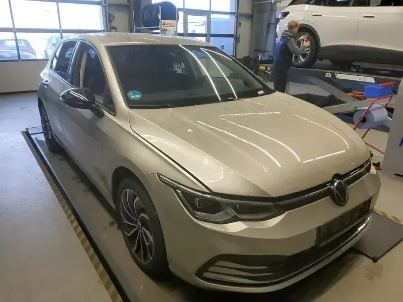 Gebraucht VW Golf VIII Move 131 PS (96 kW) 2023 Ivory silver (metallic) Limousine