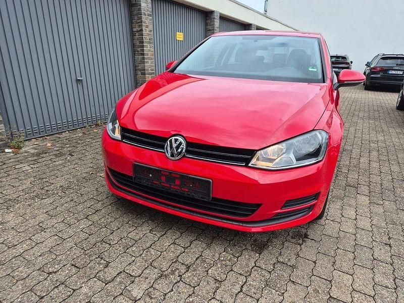 Gebraucht VW Golf VII Trendline 86 PS (63 kW) 2015 Rot Kleinwagen