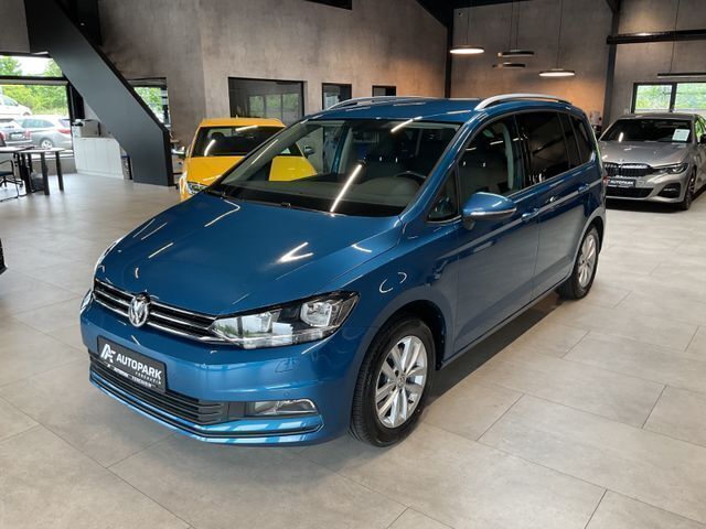 Blau Gebraucht 2016 VW Touran Comfortline Van / Kleinbus | 16.980 € (Fairer Preis) - Bild 1/4