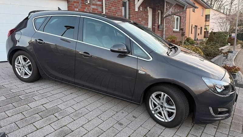 Gebraucht Opel Astra Exklusiv 140 PS (102 kW) 2015 Grau Limousine