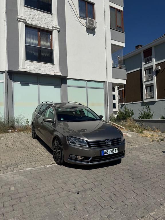 Grau Gebraucht 2012 VW Passat Exclusive Limousine | 10.400 € (Teuer) - Bild 1/4