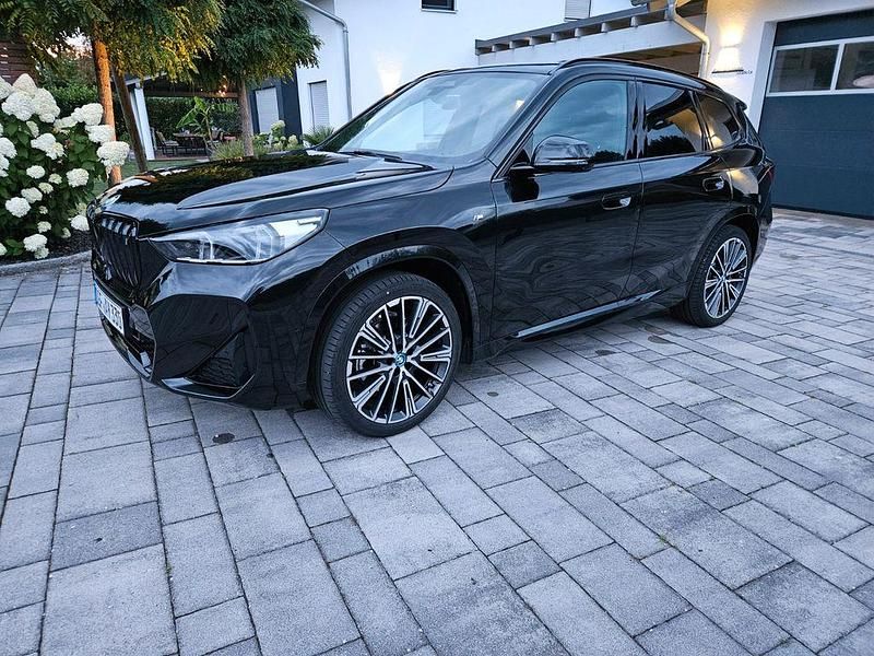 Schwarz Gebraucht 2023 BMW iX1 M Sport SUV | 39.900 € (Fairer Preis) - Bild 1/4