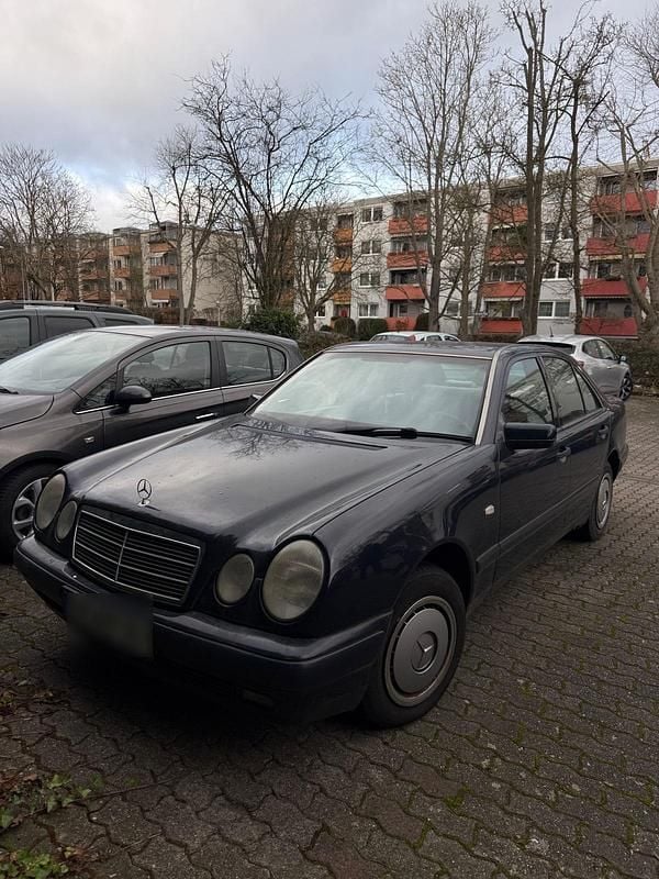 Blau Gebraucht 1996 Mercedes E230 Limousine | 2.150 € (Superpreis) - Bild 1/4