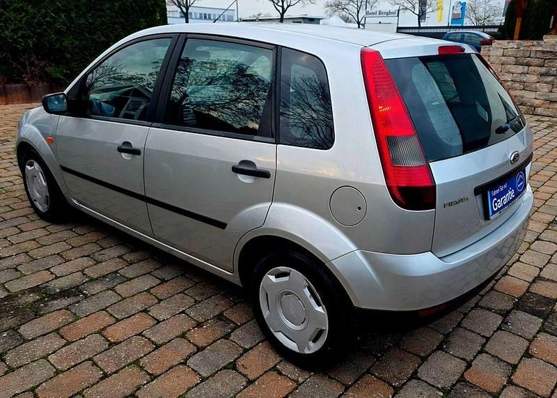 Gebraucht Ford Fiesta 69 PS (50 kW) 2003 Silber Limousine