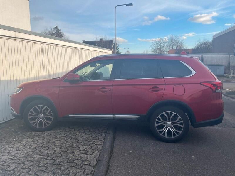 Rot Gebraucht 2017 Mitsubishi Outlander Top SUV | 19.800 € (Fairer Preis) - Bild 1/3