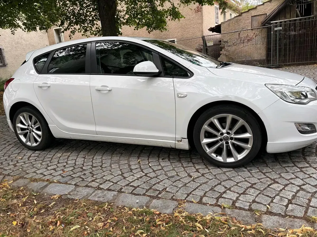 Gebraucht Opel Astra Sport 140 PS (102 kW) 2012 Weiß Kleinwagen