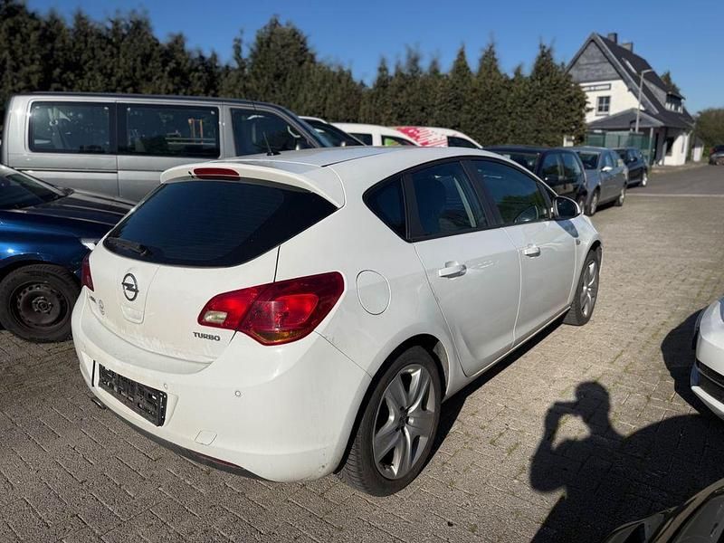 Gebraucht Opel Astra Edition 140 PS (102 kW) 2013 Weiß Limousine