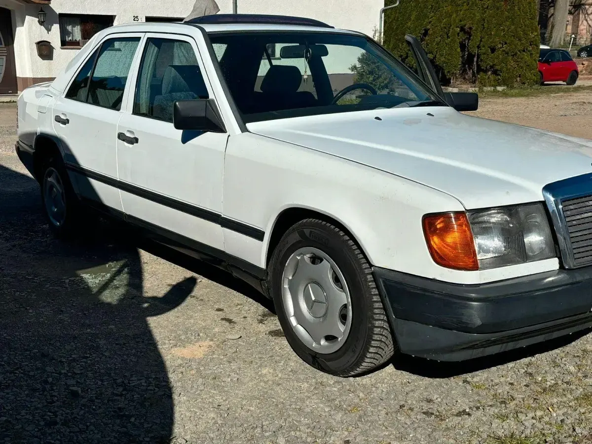 Gebraucht Mercedes 300 110 PS (80 kW) 1984 Weiß Limousine