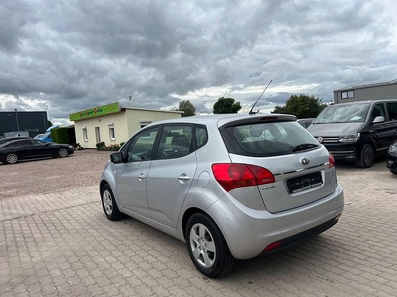Gebraucht Kia Venga Attract 90 PS (66 kW) 2016 Silber Kleinwagen