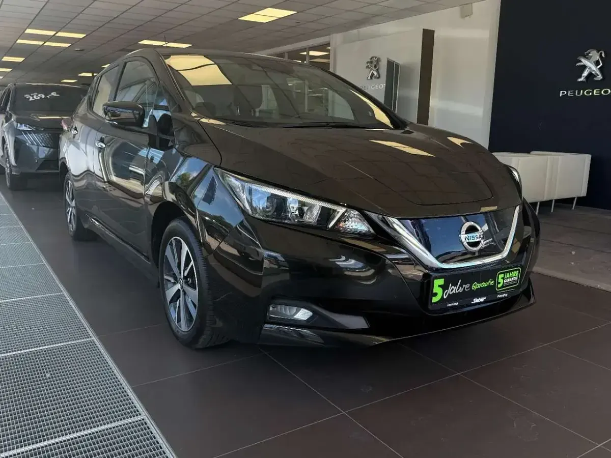Gebraucht Nissan Leaf Basis 110 kW (150 PS) 2020 Black (m) Kleinwagen