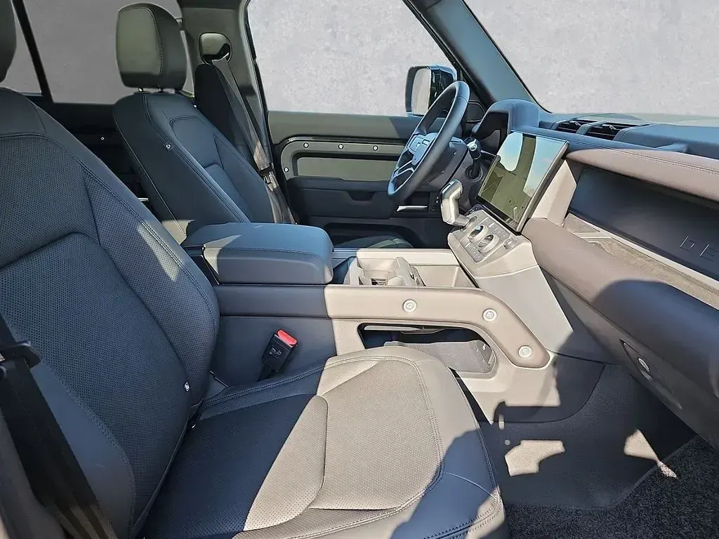 Gebraucht Land Rover Defender SE Dynamic 250 PS (183 kW) 2026 Schwarz SUV