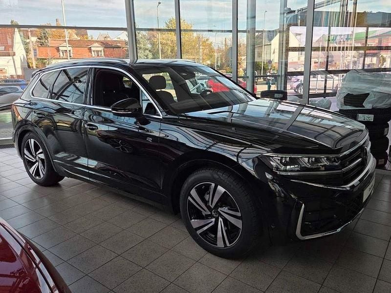 Grenadillschwarz metallic Neu 2025 VW Touareg Pro SUV | 79.730 € (Superpreis) - Bild 1/4