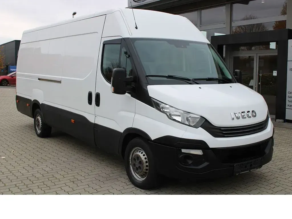 Second-hand Iveco Daily 156 CP (114 kW) 2017 Alb Monovolum