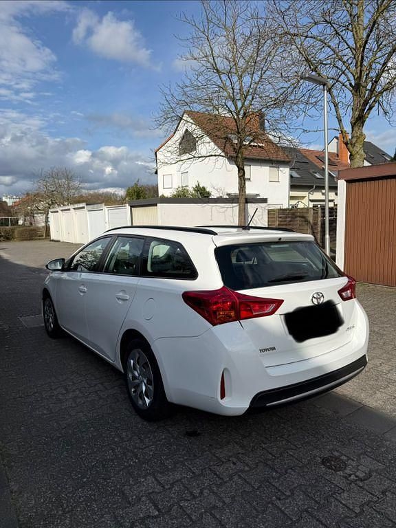Gebraucht Toyota Auris 90 PS (66 kW) 2014 Weiß Limousine