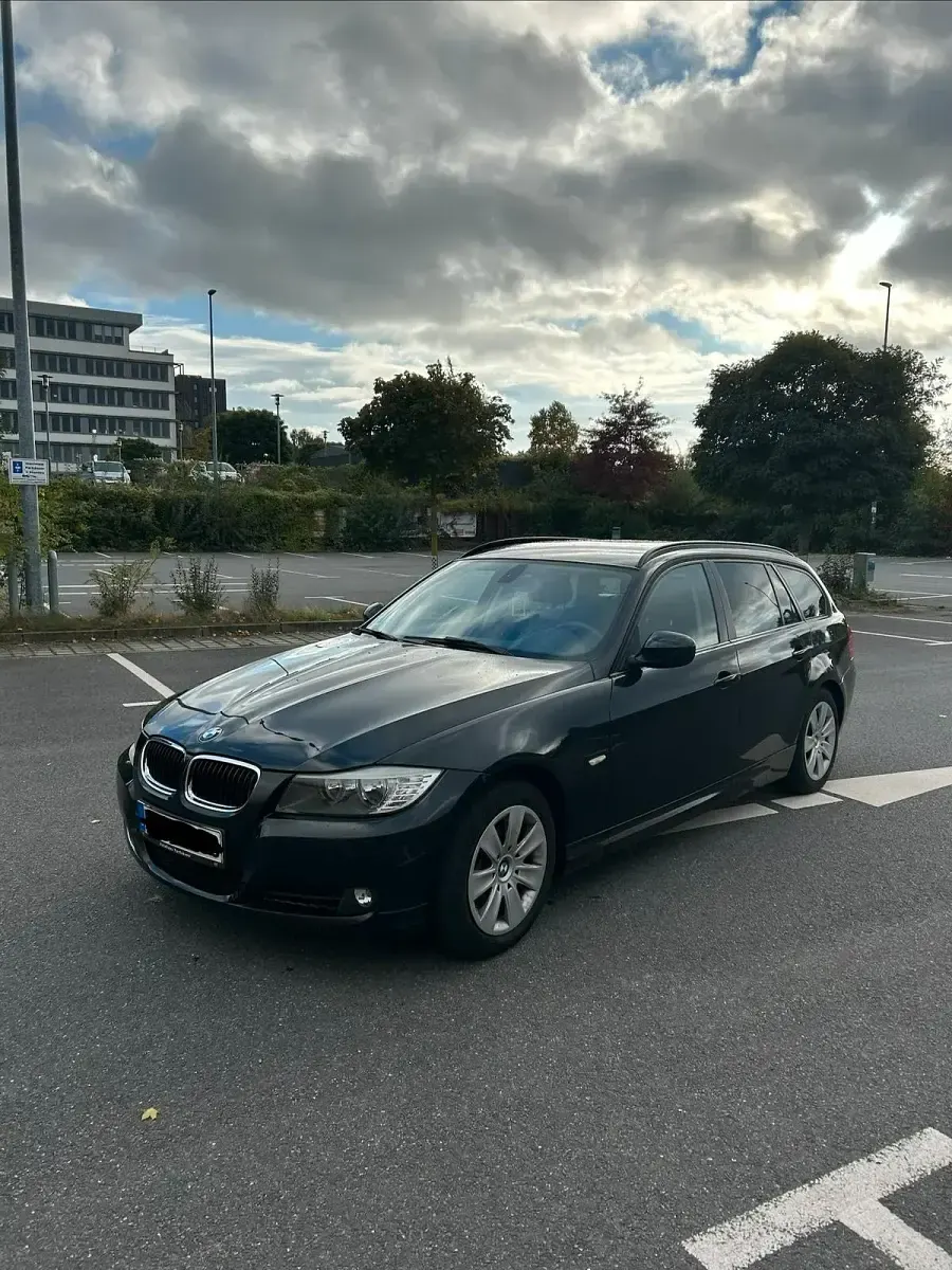 Gebraucht BMW 318 143 PS (105 kW) 2011 Schwarz Kombi