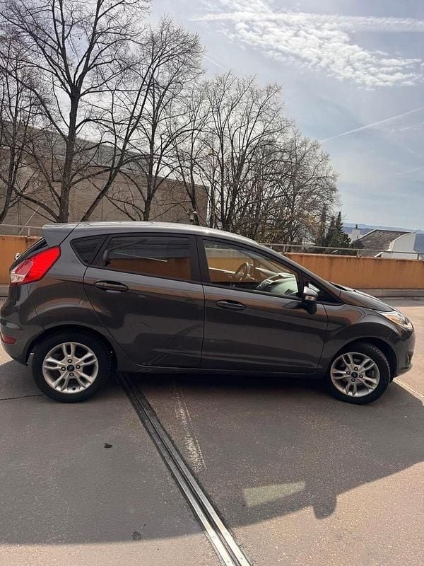 Gebraucht Ford Fiesta Celebration 80 PS (58 kW) 2017 Grau Kleinwagen