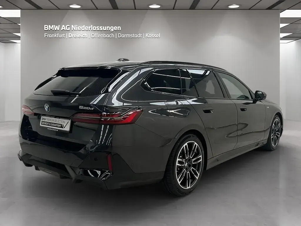 Gebraucht BMW 520 M Sport 197 PS (144 kW) 2025 Grau Limousine