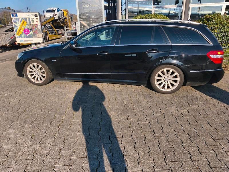 Gebraucht Mercedes E220 170 PS (125 kW) 2011 Schwarz Kombi