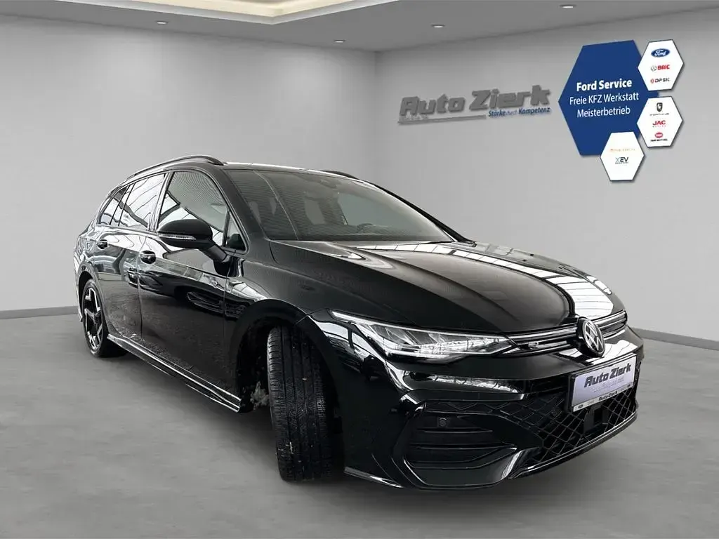Gebraucht VW Golf VIII R-line 150 PS (110 kW) 2025 Grenadillschwarz metallic Kombi