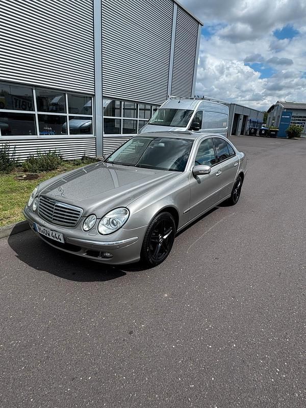 Grau Gebraucht 2005 Mercedes E280 Limousine | 5.999 € (Fairer Preis) - Bild 1/4