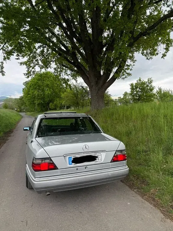 Gebraucht Mercedes E220 150 PS (110 kW) 1993 Silber Limousine