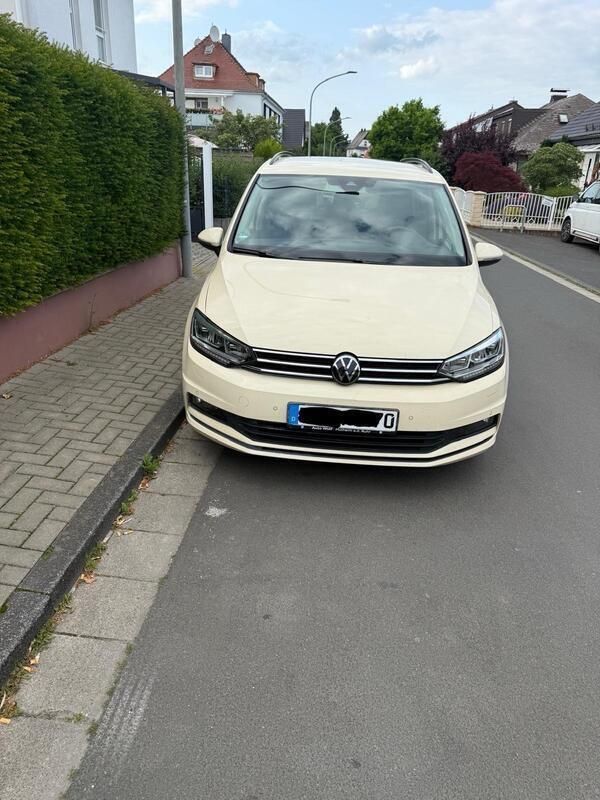 Beige Gebraucht 2023 VW Touran Van / Kleinbus | 21.000 € (Superpreis) - Bild 1/4