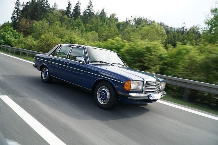 Blau Gebraucht 1984 Mercedes E300 Limousine | 9.000 € - Bild 1/4