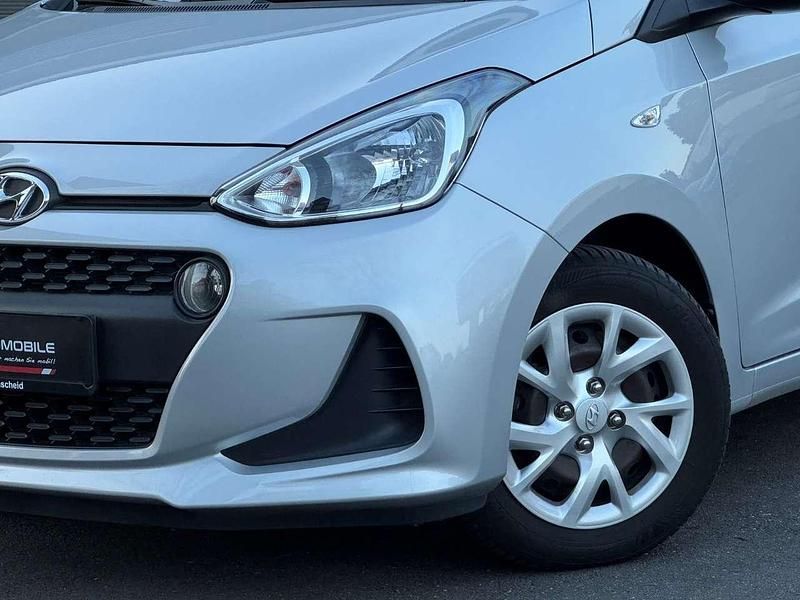 Gebraucht Hyundai i10 Trend 67 PS (49 kW) 2019 Silber Kleinwagen