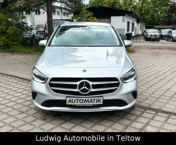 Gebraucht Mercedes B180 136 PS (100 kW) 2019 Iridiumsilber metallic Kleinwagen