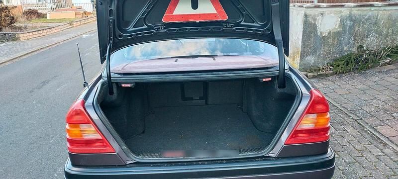 Gebraucht Mercedes C180 Classic 122 PS (89 kW) 1994 Braun Limousine
