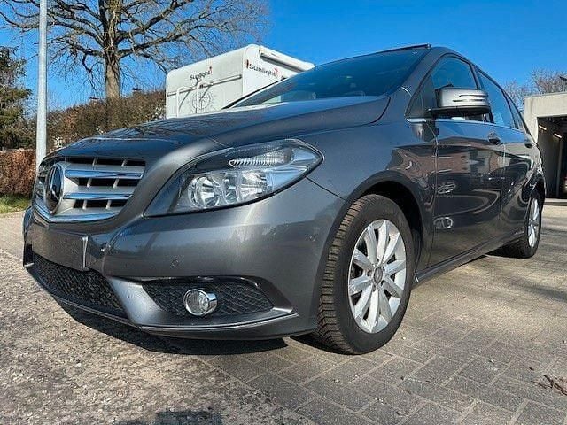 Gebraucht Mercedes B180 122 PS (89 kW) 2014 Grau Van / Kleinbus