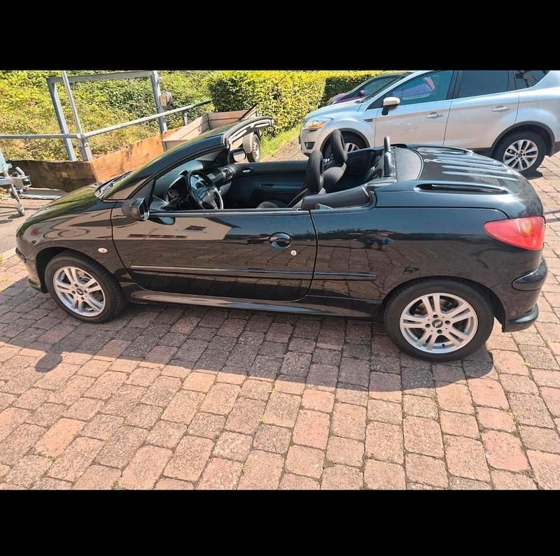 Schwarz Gebraucht 2006 Peugeot 206 CC Cabrio | 2.500 € (Etwas zu teuer) - Bild 1/4