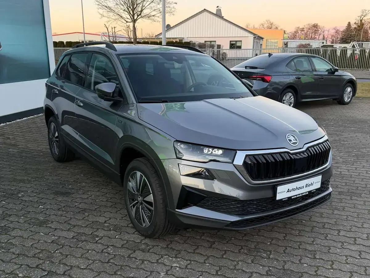 Neu Skoda Karoq Tour 150 PS (110 kW) 2026 Graphitegrau metallic SUV