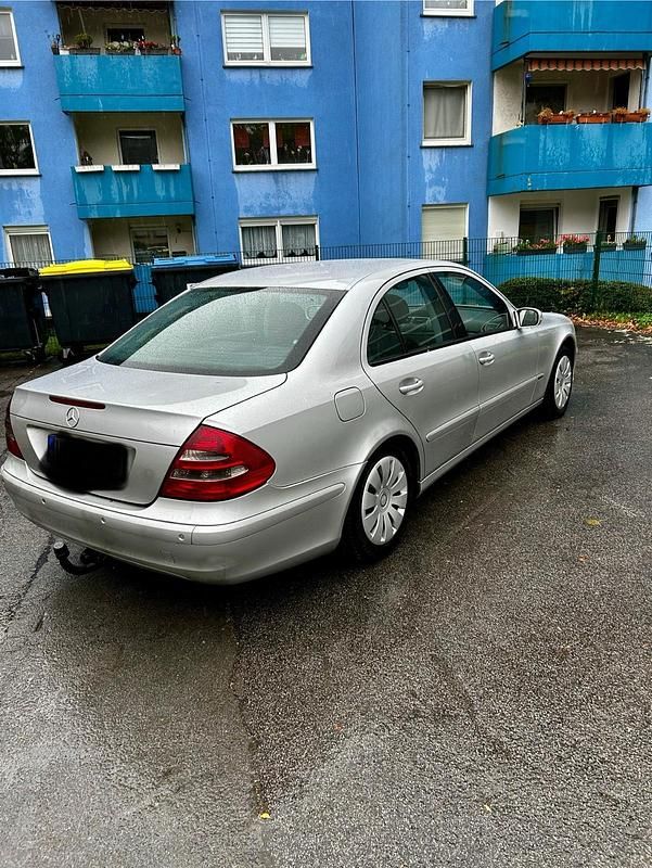 Gebraucht Mercedes E220 177 PS (130 kW) 2002 Silber Limousine