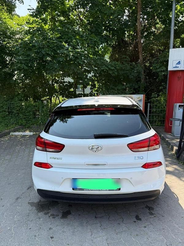 Weiß Gebraucht 2020 Hyundai i30 YES! Limousine | 15.500 € (Superpreis) - Bild 1/4