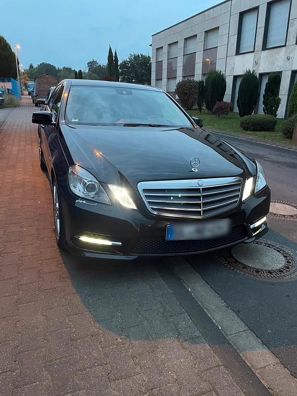 Schwarz Gebraucht 2011 Mercedes E250 Sport Limousine | 13.900 € (Etwas zu teuer) - Bild 1/4