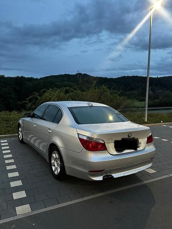 Grau Gebraucht 2004 BMW 520 Limousine | 1.900 € (Superpreis) - Bild 1/2
